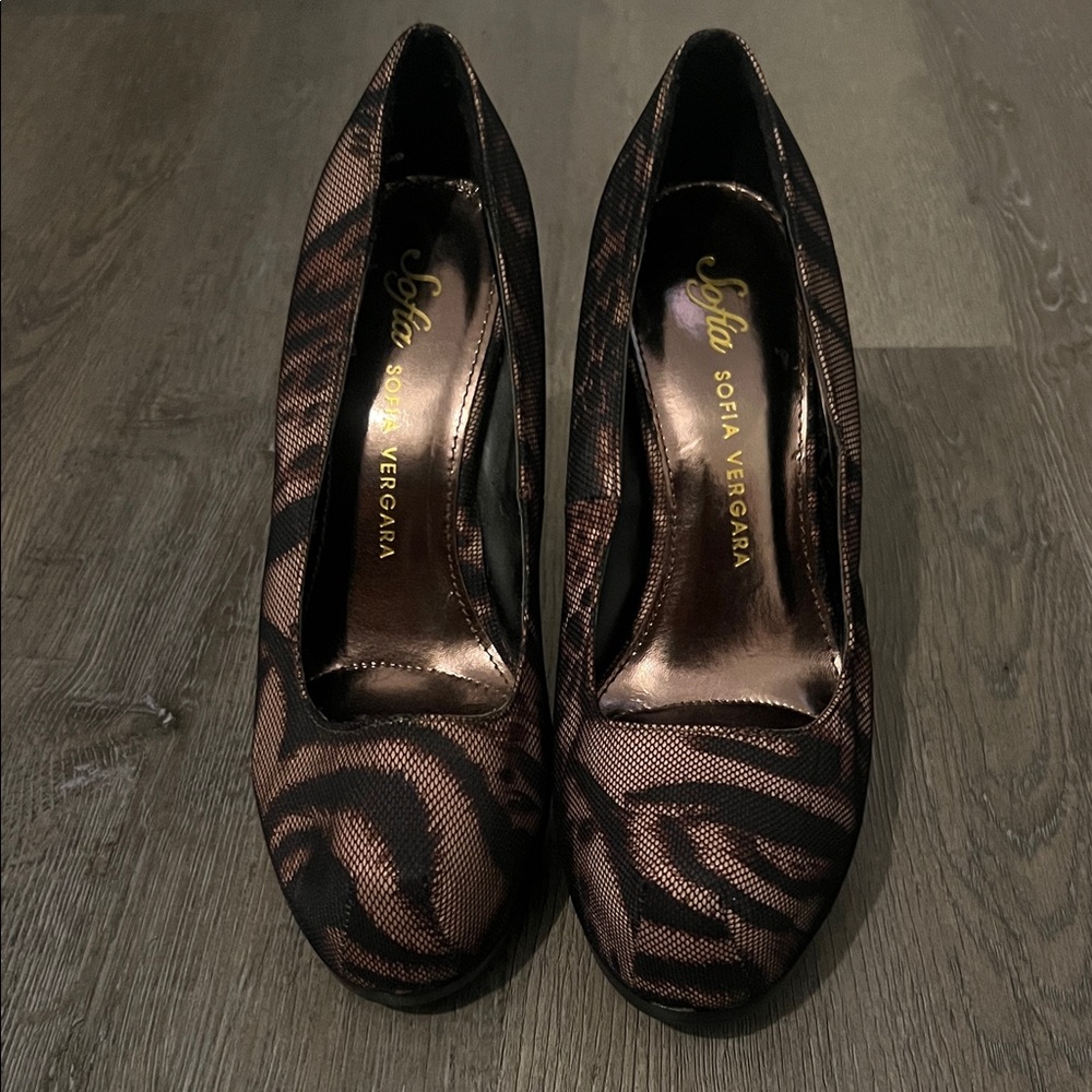 Sofia by Sofia Vergara Size 7 Black and Brown Patterned Heels